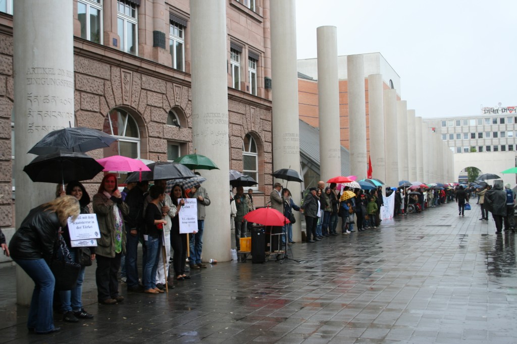 ... eine Menschenkette entlang der Straße der Menschenrechte in Nürnberg gebildet.