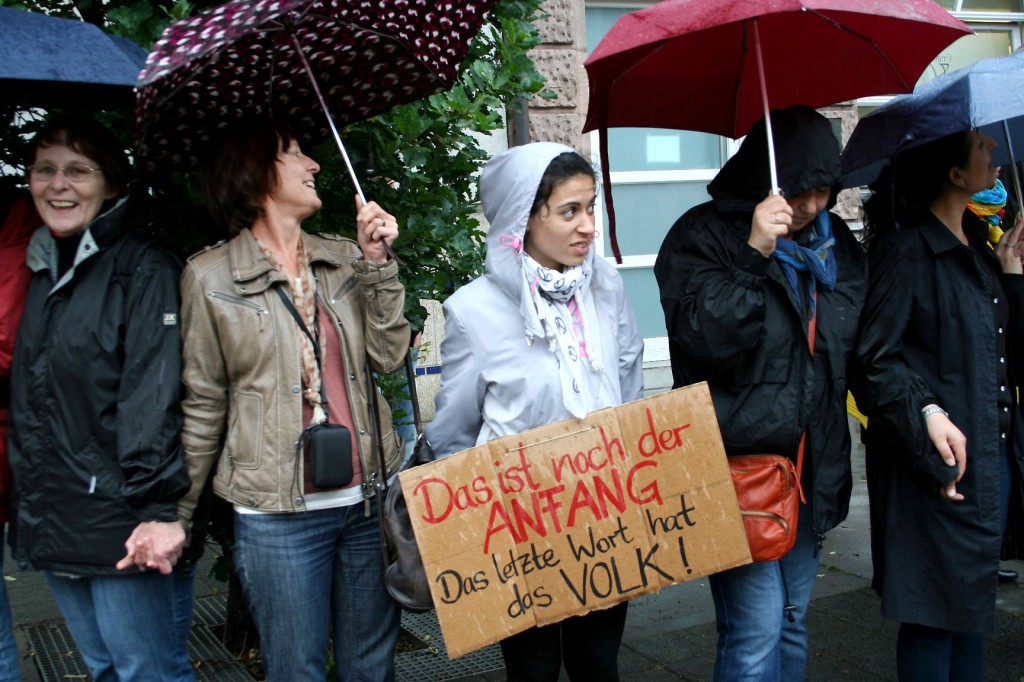 Die 23-jährige Özlem Bahadir (in der Mitte) fiebert von Deutschland aus mit den Menschen in der Türkei mit: "Ich bin beeindruckt, dass die Demonstranten in Istanbul so lange durchhalten und dass bei den Protesten Religion oder Abstammung keine Rolle spielen."