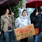 Die 23-jährige Özlem Bahadir (in der Mitte) fiebert von Deutschland aus mit den Menschen in der Türkei mit: "Ich bin beeindruckt, dass die Demonstranten in Istanbul so lange durchhalten und dass bei den Protesten Religion oder Abstammung keine Rolle spielen."