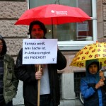 Mit der Menschenkette drückten die Teilnehmer ihre Solidarität mit den Protestierenden in der Türkei aus. Die friedlichen Demonstrationen in der Türkei wurden von der Polizei mehrfach mit Tränengas und Wasserwerfern aufgelöst.